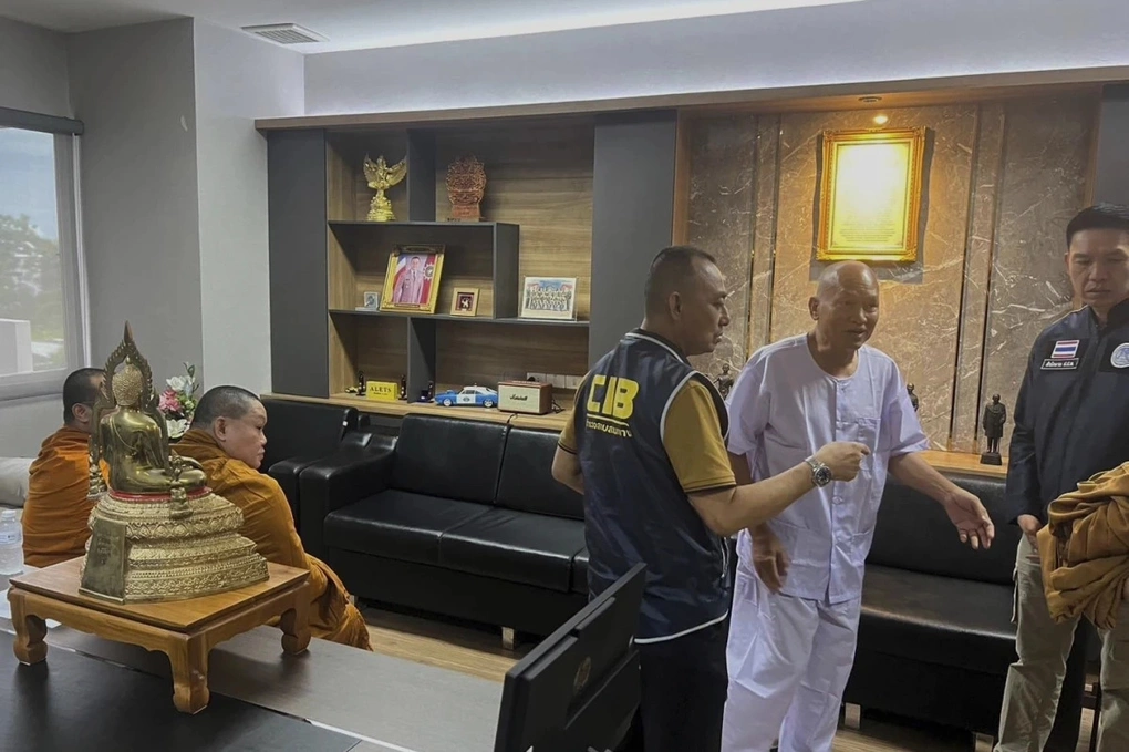 Ông Alongkot (áo trắng) làm việc với cảnh sát tại Bangkok hồi tháng 8 năm ngoái. Ảnh: BP