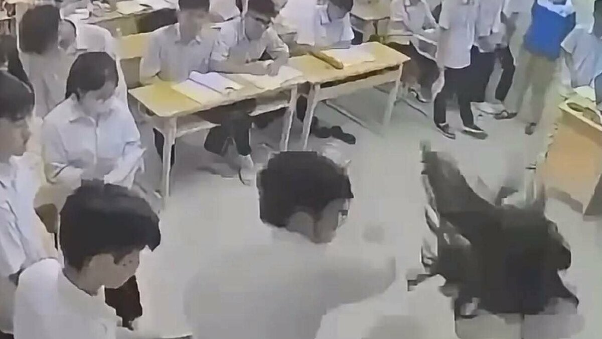 Nam sinh hành hung cô giáo ở Hà Nội bị bắt