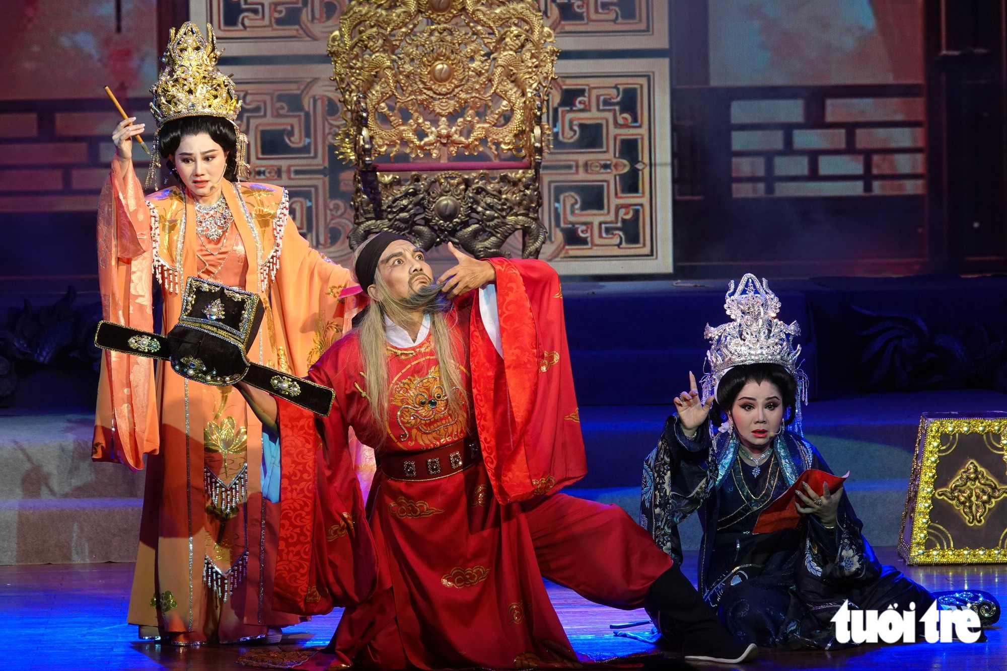 Từ trái qua: nghệ sĩ Quế Trân (vai Linh Nhân hoàng thái hậu), Điền Trung (vai Lý Đạo Thành) và Tú Sương (vai Thượng Dương hoàng hậu) trong bản dựng mới Câu thơ yên ngựa của đạo diễn Hoa Hạ - Ảnh: LINH ĐOAN