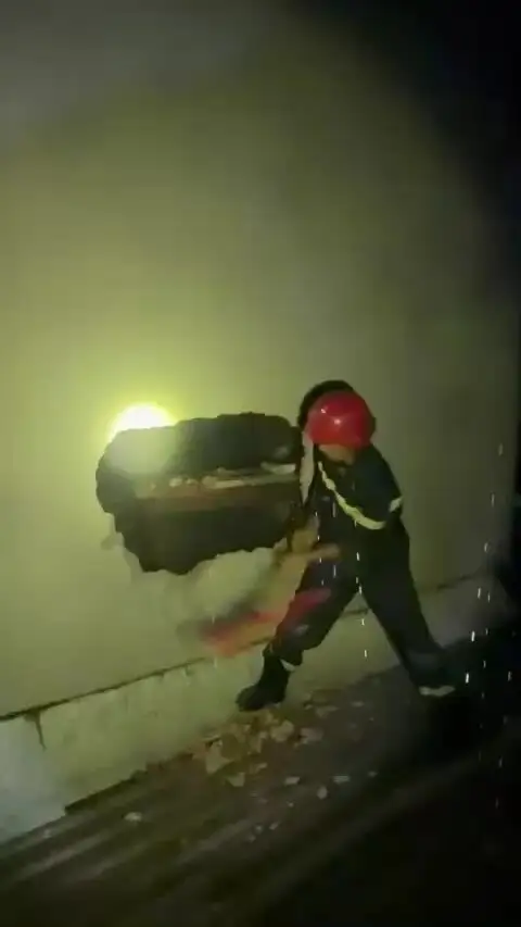 Người dân kể thời điểm hai mẹ con nhảy từ tầng thượng thoát khỏi đám cháy. Video: Minh Hoàng