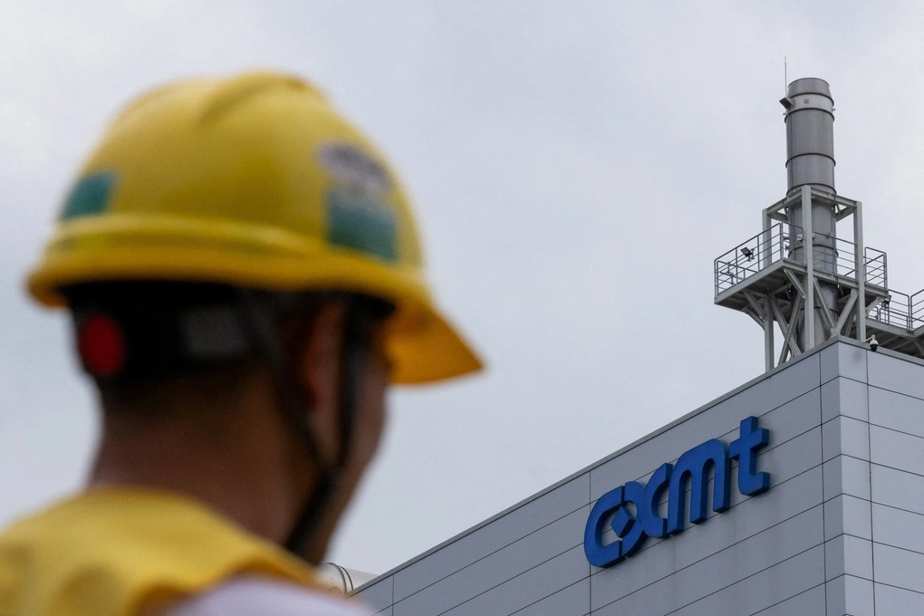 Công nhân đứng bên ngoài nhà máy CXMT ở Trung Quốc. Ảnh: Yonhap News