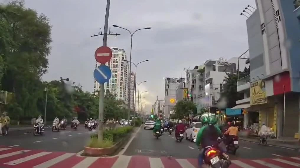 Một tình huống người đi xe máy mải dùng điện thoại, dẫn đến va chạm với người đi bộ, tháng 7/2026 tại TP HCM. Video: Huỳnh Thanh Danh