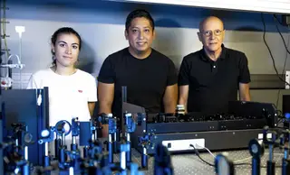 Từ trái sang: Chiara Cortese, Francisco Bernal Texca và Jordi Martorell, trong phòng thí nghiệm của họ tại ICFO
